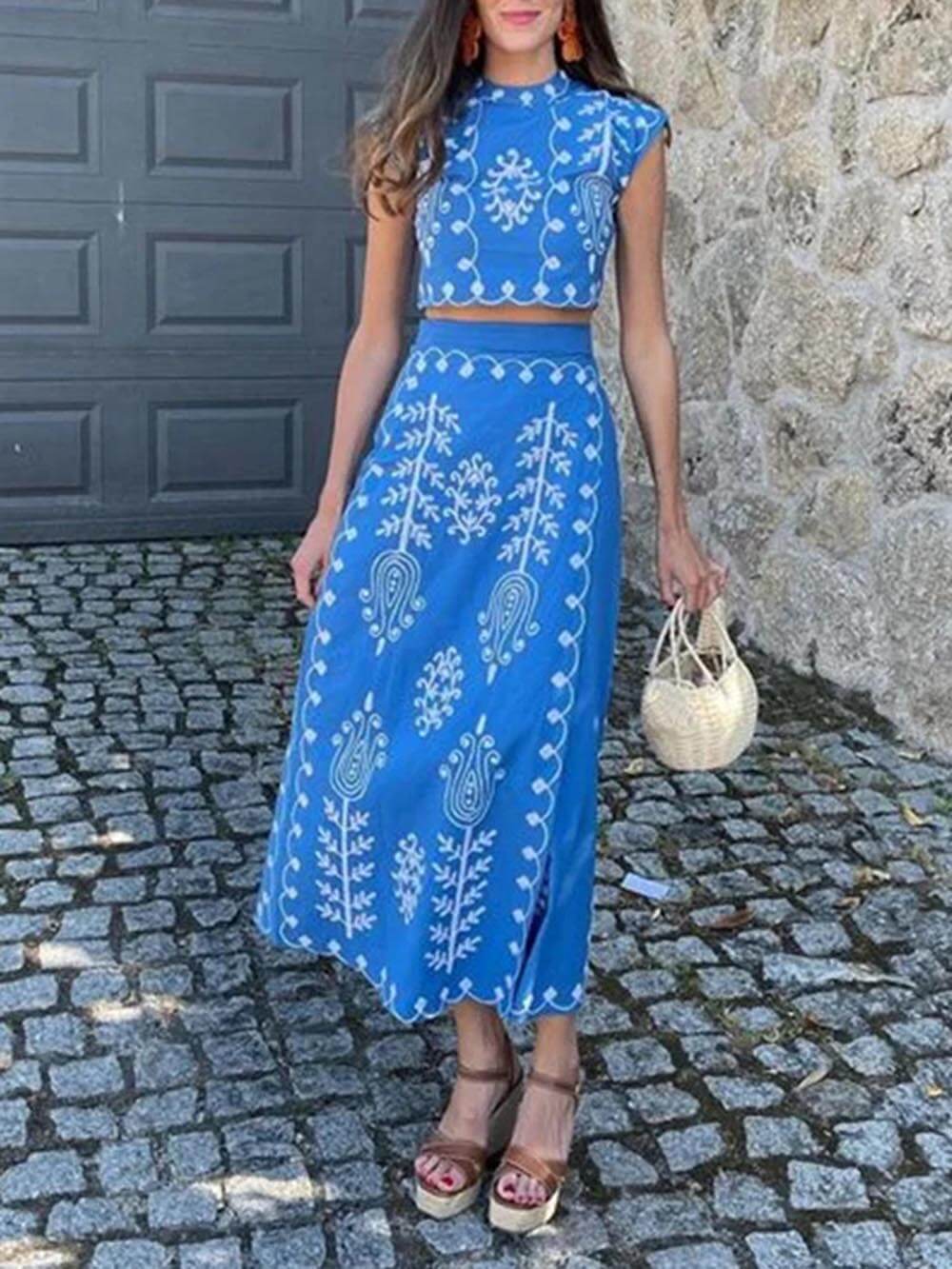 Set aus bauchfreiem Top mit Ethno-Print und Midi-Wickelröcken im Vintage-Stil