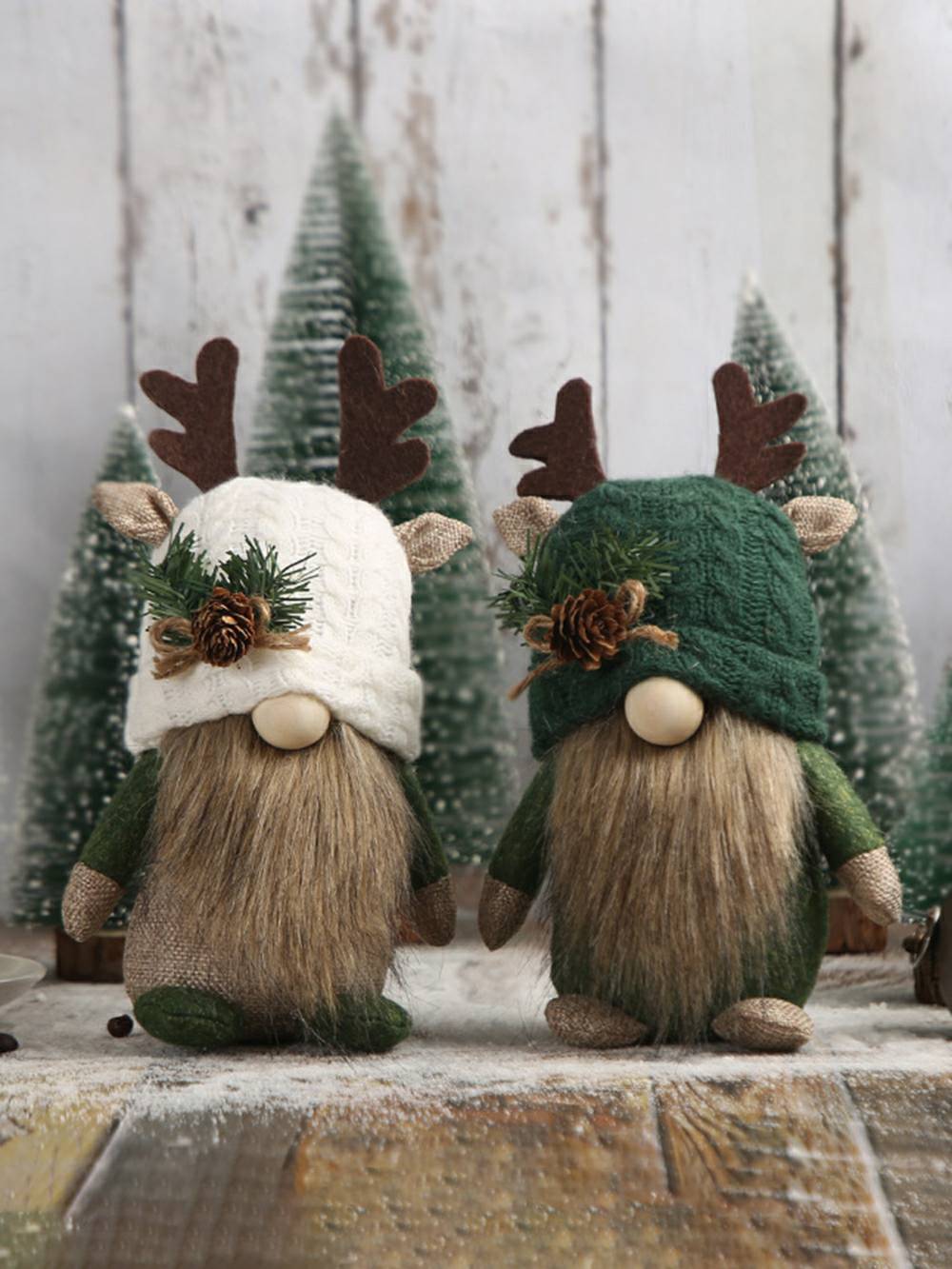 Yndig Gevir Pinecone Forest Gnome juledekoration