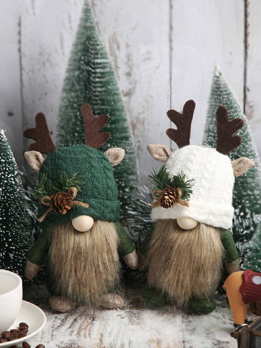 Adorable décoration de Noël en forme de gnome de forêt en bois et pomme de pin.