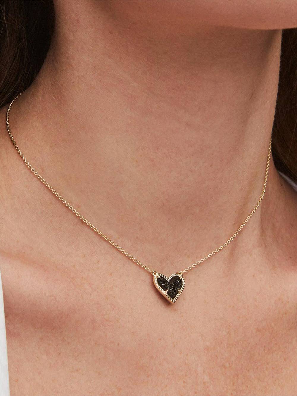 Collana regolabile in pietra naturale con cuore di pesca