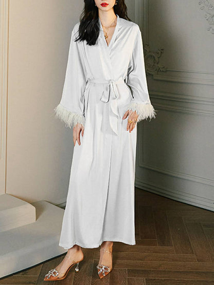 Kimono-Robe aus Satin mit Federn