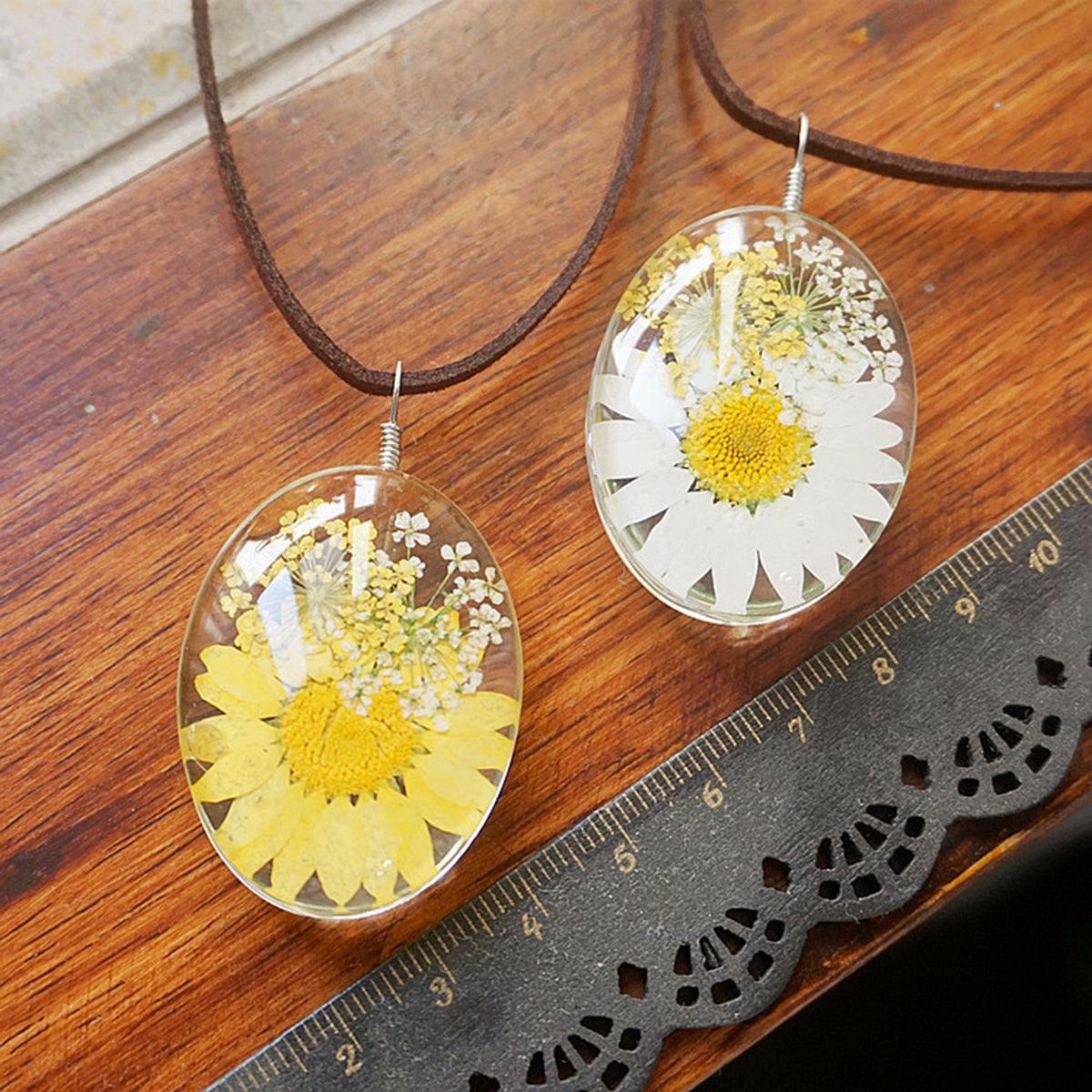 Collares de flores prensadas de resina - Margarita de doble cara y encaje de la reina Ana