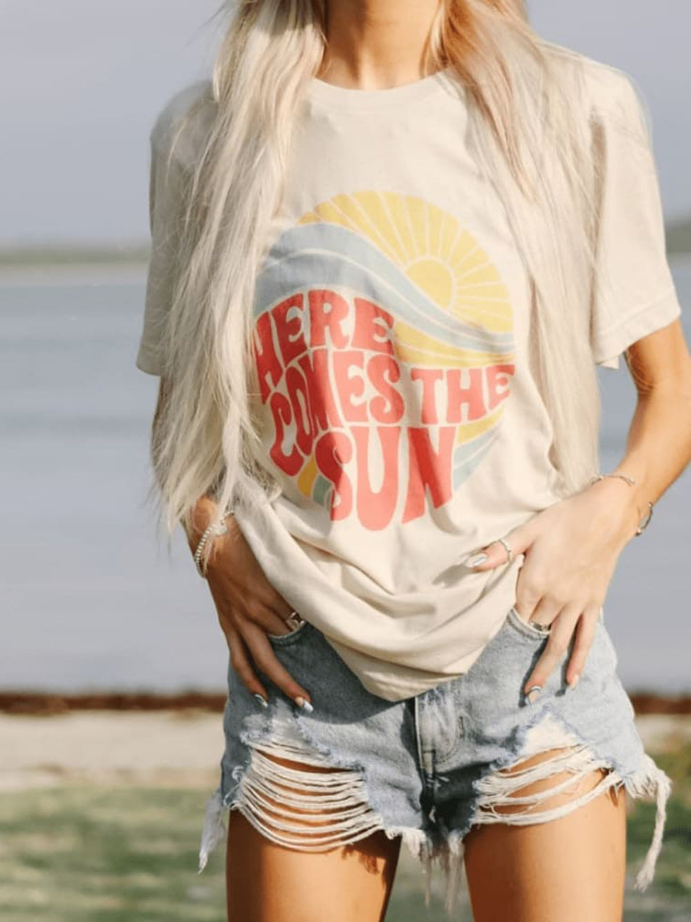 Štai „The Sun Graphic Tee“.