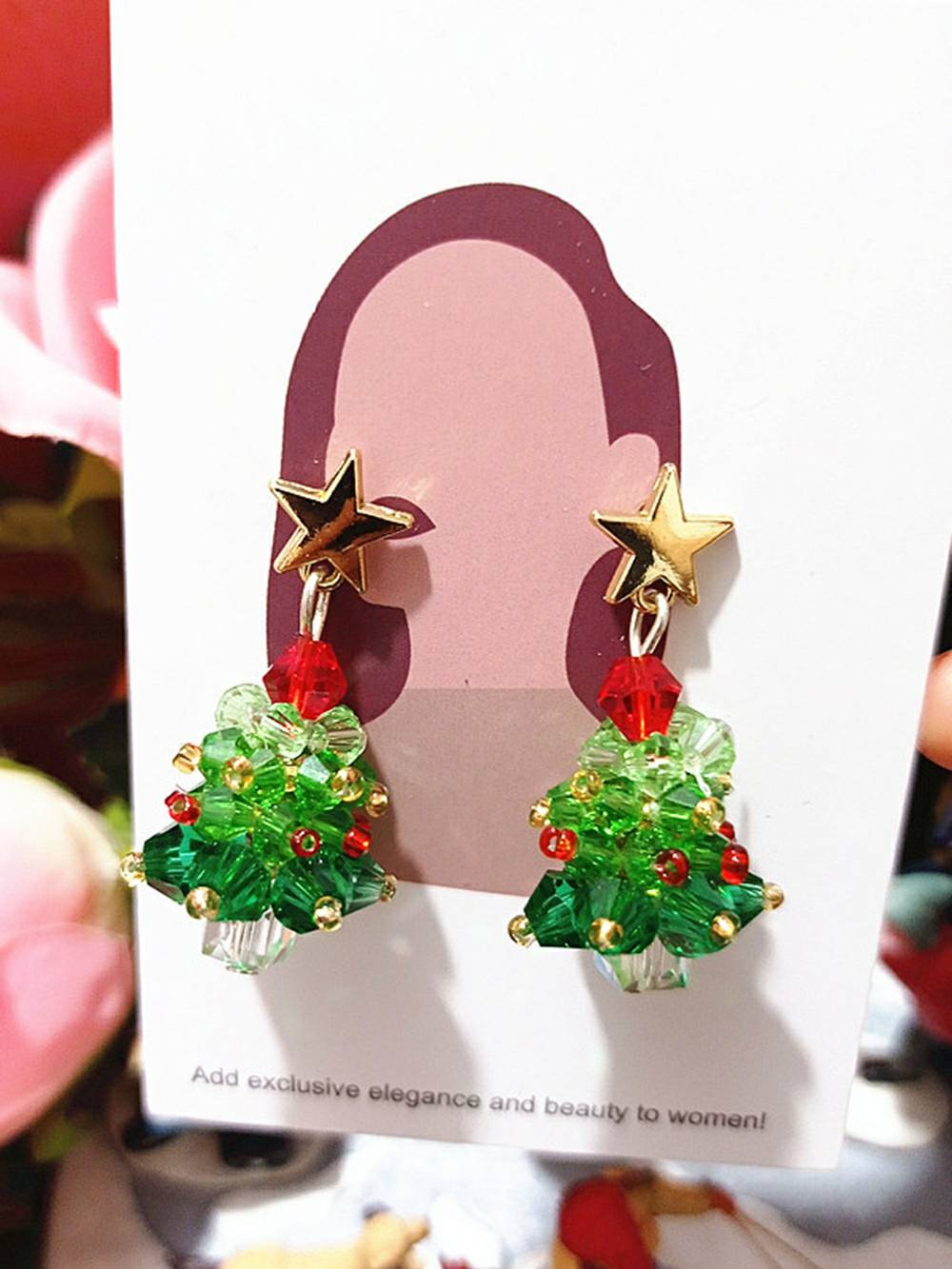 Perlenbesetzter Weihnachtsbaum mit goldenen, mit Sternen besetzten Ohrhängern