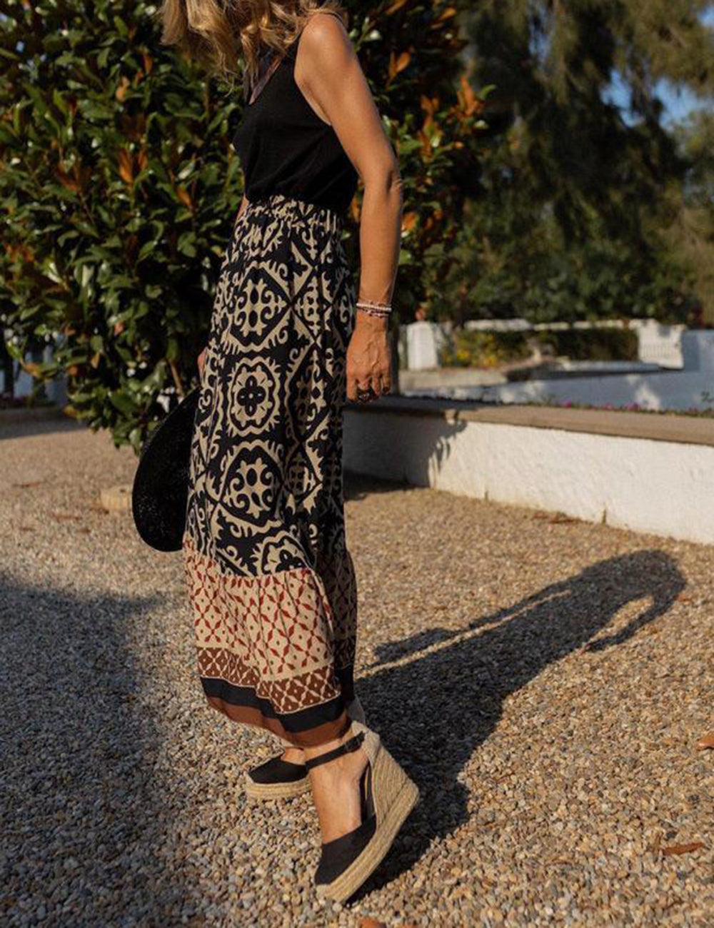 Falda larga estilo bohemio con estampado tribal barroco en negro