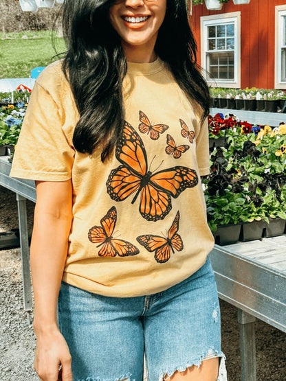 Camiseta con estampado de mariposa monarca