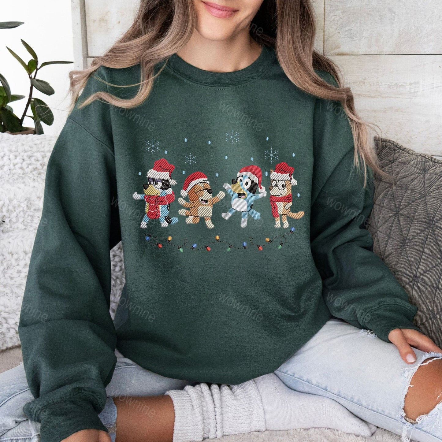 Sudadera bordada con familia de perros navideños