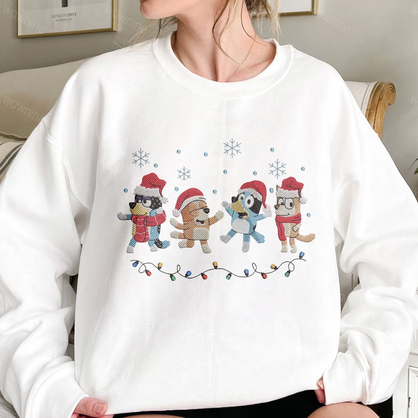 Sudadera bordada con familia de perros navideños