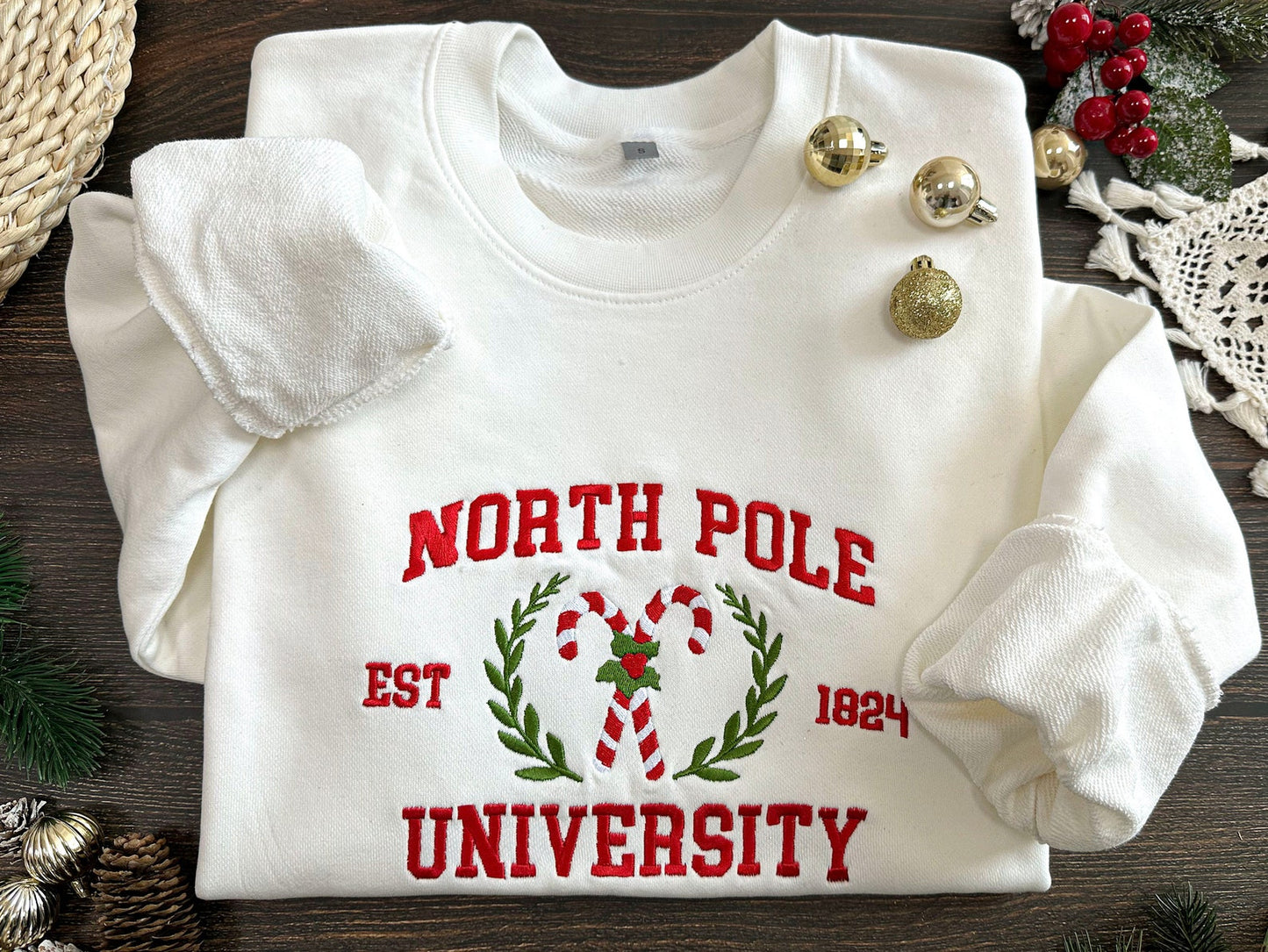 Felpa ricamata della North Pole University, ricamo natalizio, felpa con cappuccio ricamata natalizia, maglione di caramelle natalizie, regalo di Natale