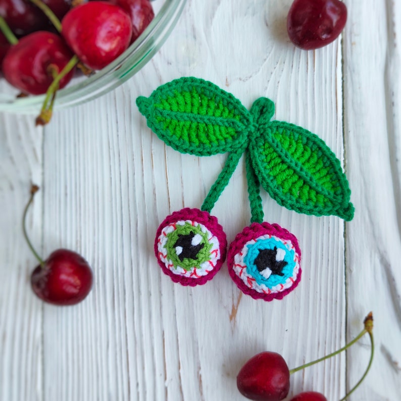 Amigurumi Cherry Eyes nertas raktų pakabukas