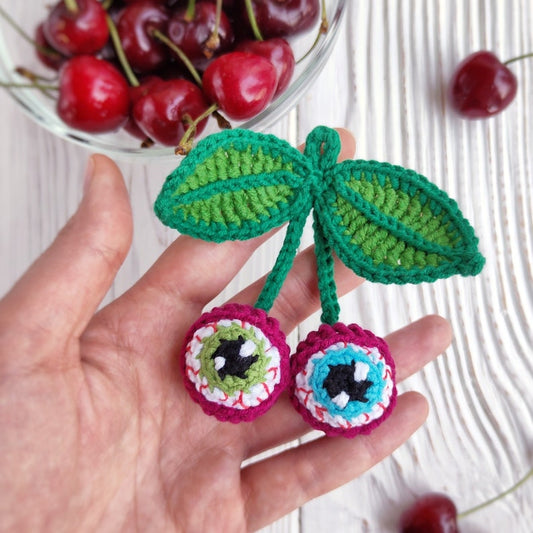 Amigurumi Cherry Eyes nertas raktų pakabukas