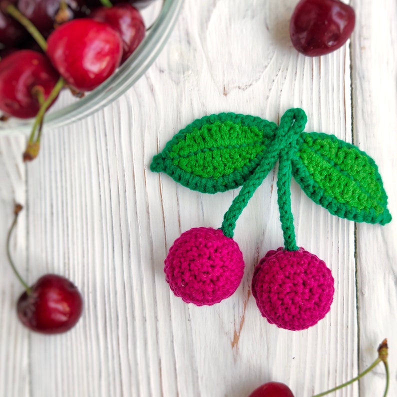 Amigurumi Cherry Eyes nertas raktų pakabukas