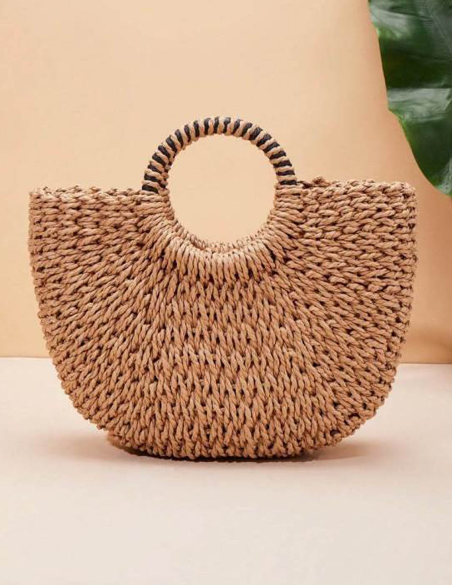 Bolso de paja con decoración de conchas